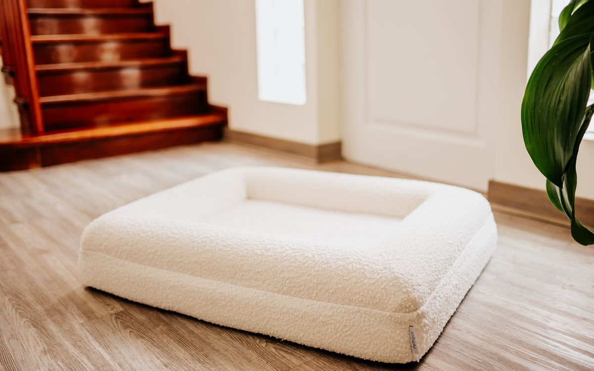 Cama con funda Pethijos de bouclé blanco